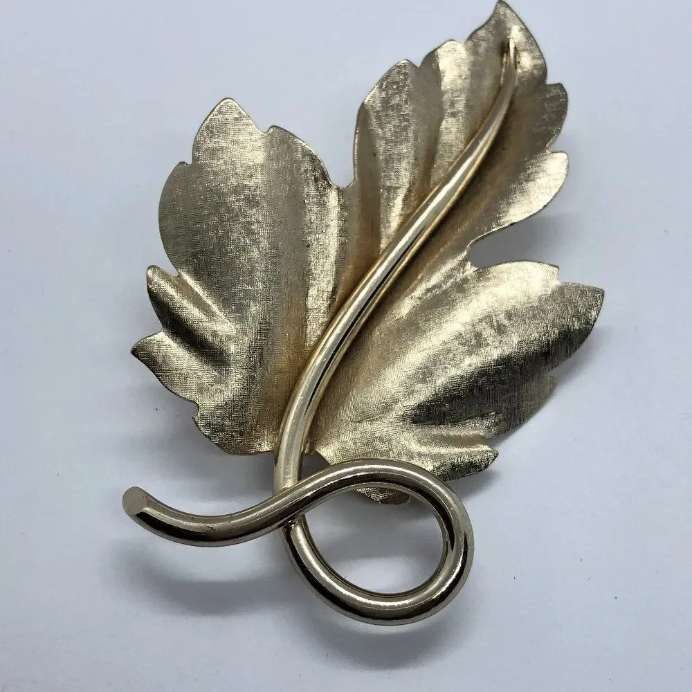 Bergere Vintage Leaf Clip On Earrings & Brooch Set - Picture 2 of 7